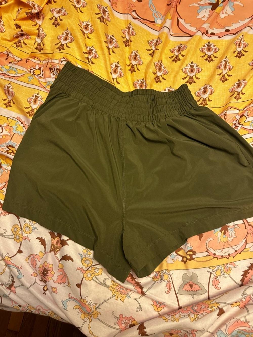 Vuori Villa Olive Green Athletic Shorts with Elastic Waist Size M